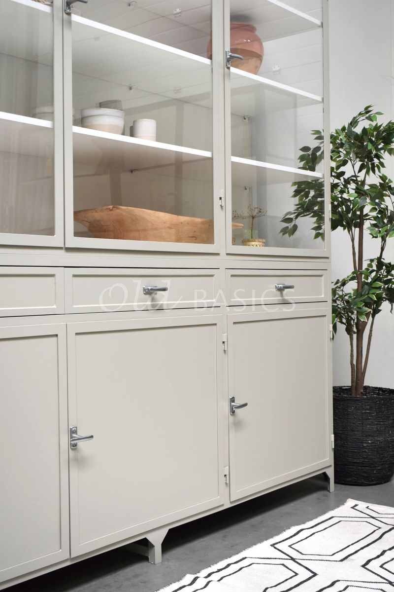 Detail van Apothekerskast Ferro, 3 deuren, RAL7032, grijs, groen, materiaal staal